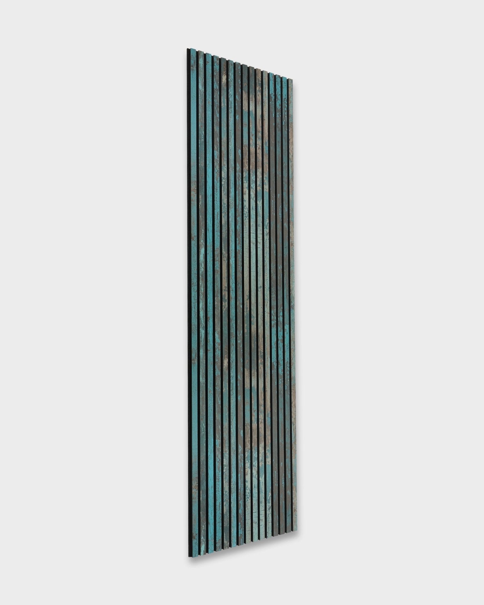WoodUpp Akupanel Rebel i Oxide Blue (240x60 cm), et nordisk Akustikkpanel med vertical trespiler i blått, grønt og brown.